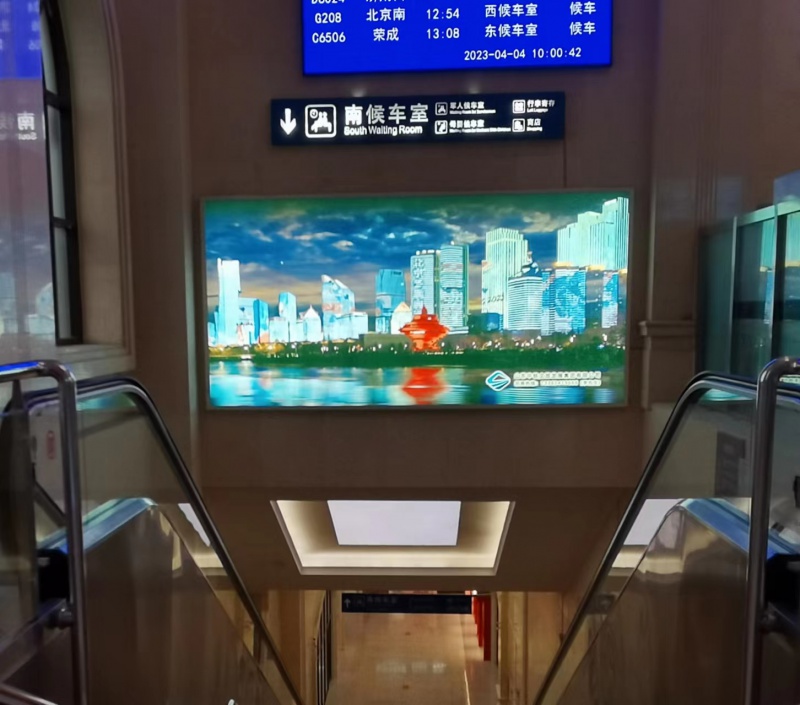 青岛火车站东西进站厅梯楣灯箱广告