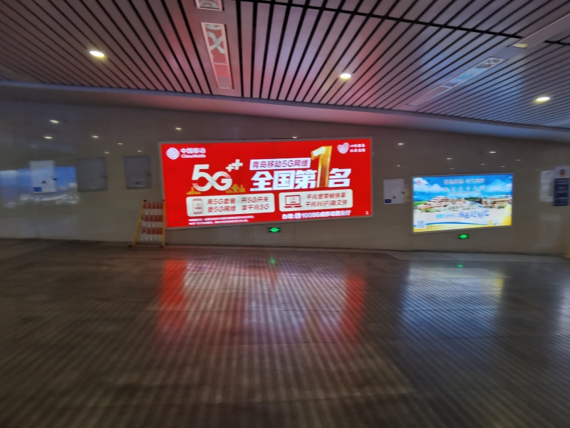 中国移动青岛分公司投放青岛站出站通道灯箱广告