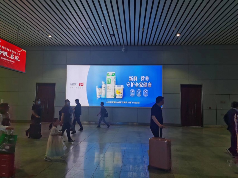 新希望琴牌乳业投放青岛北站高铁广告